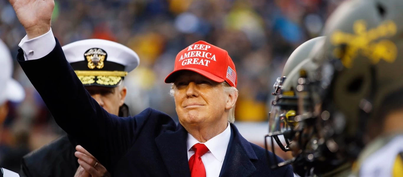 Ο Ν.Τραμπ μαζί με τον διευθυντή Εθνικής Ασφαλείας στους στρατιωτικούς αγώνες εν μέσω αποθέωσης (βίντεο)